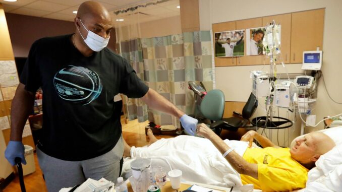 817ba363-090116-NBA-Charles-Barkley-Craig-Sager-hospital-PI